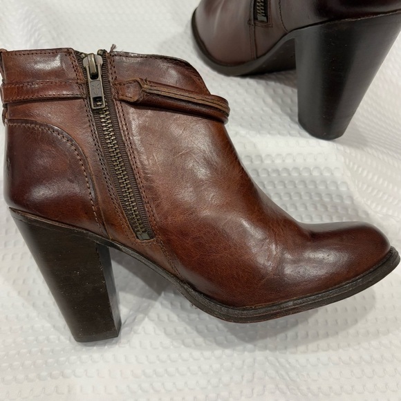 Frye Leather Jenny Seam Ankle Bootie Classic Womens size 6 B Deep Brown Zipper - Picture 13 of 15